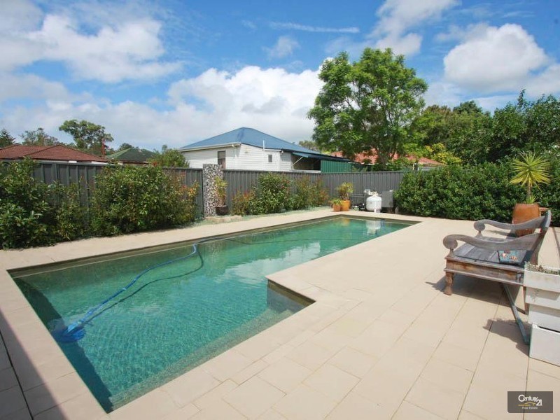 4 Charles Street, Warners Bay NSW 2282