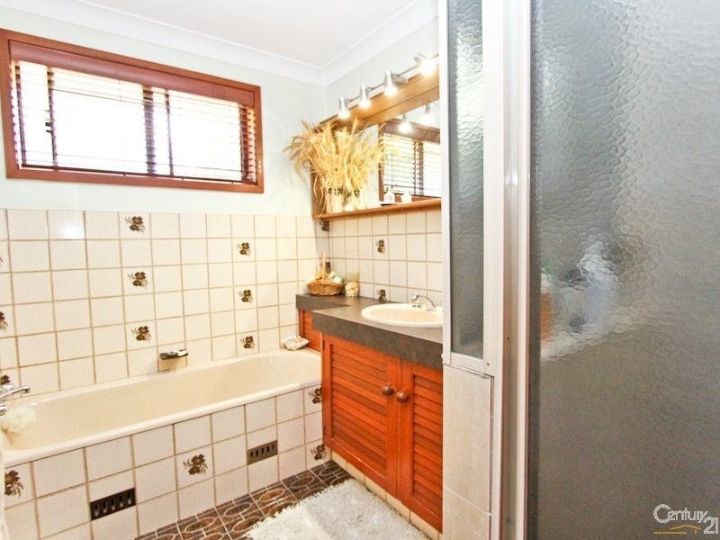 4 Yerambla Close, Eleebana NSW 2282