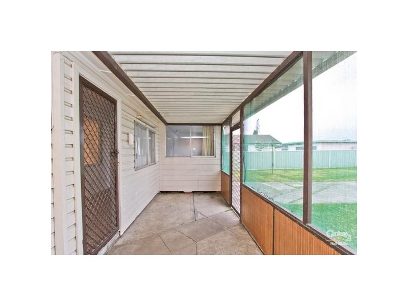 8 Spencer Street, Warners Bay NSW 2282