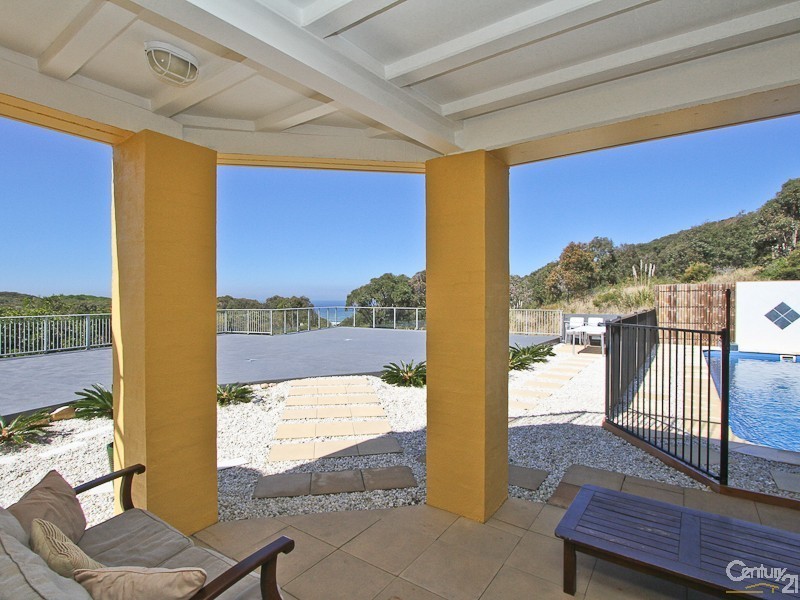 1 Sea Eagle Crescent, Caves Beach NSW 2281