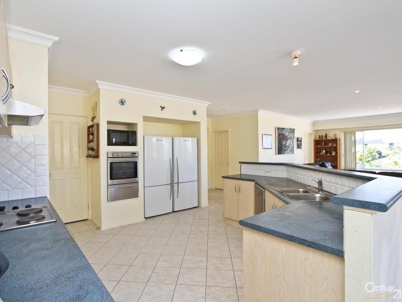 1 Sea Eagle Crescent, Caves Beach NSW 2281