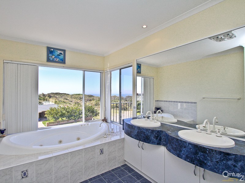 1 Sea Eagle Crescent, Caves Beach NSW 2281