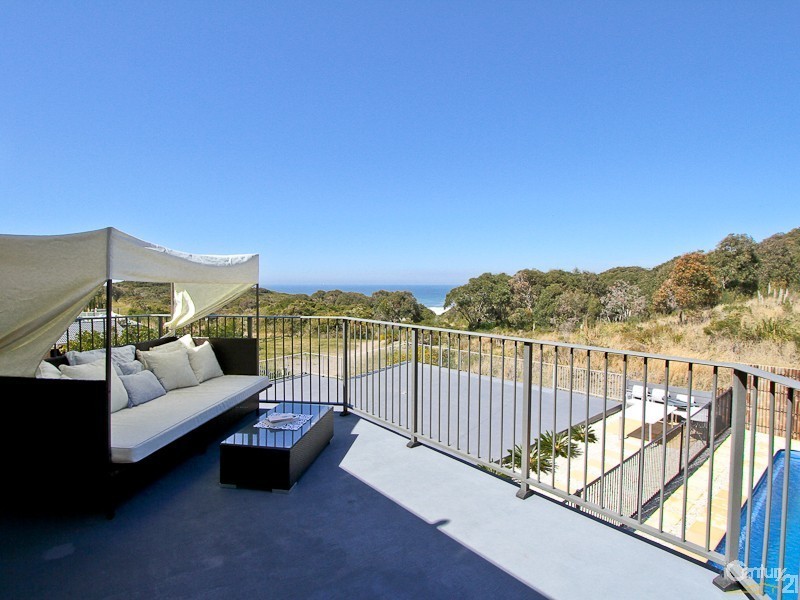 1 Sea Eagle Crescent, Caves Beach NSW 2281
