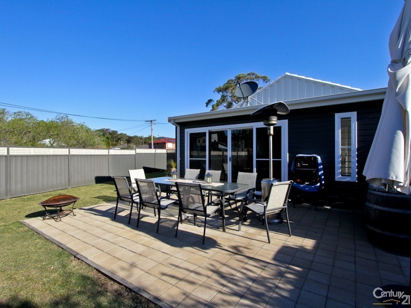 2 Winston Street, Croudace Bay NSW 2280