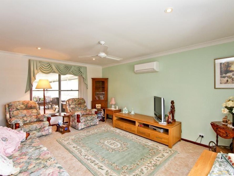 4 Trafalgar Crescent, Valentine NSW 2280