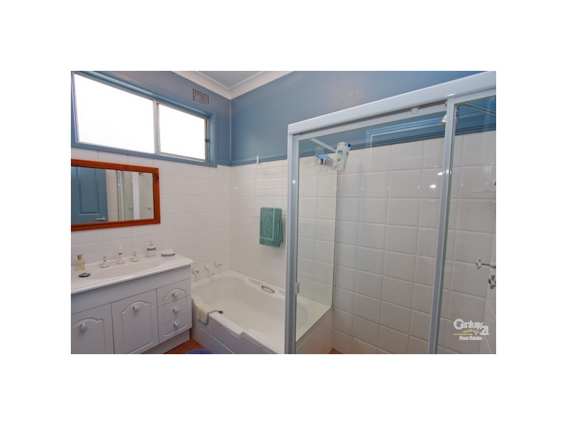 4 Andrew Rd, Valentine NSW 2280