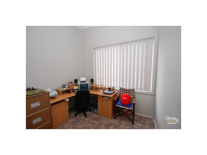 4 Andrew Rd, Valentine NSW 2280