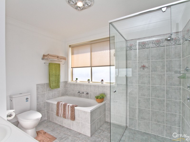 4 Hillview Crescent, Macquarie Hills NSW 2285