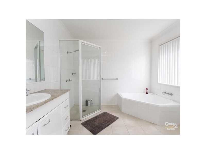 3/4 Berringar Rd, Valentine NSW 2280