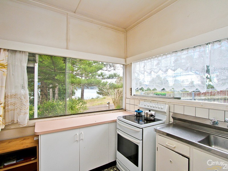 42 Pannamena Crescent, Eleebana NSW 2282