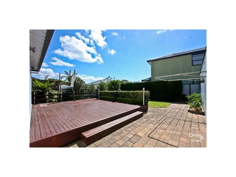 120 Macquarie Grove, Caves Beach NSW 2281