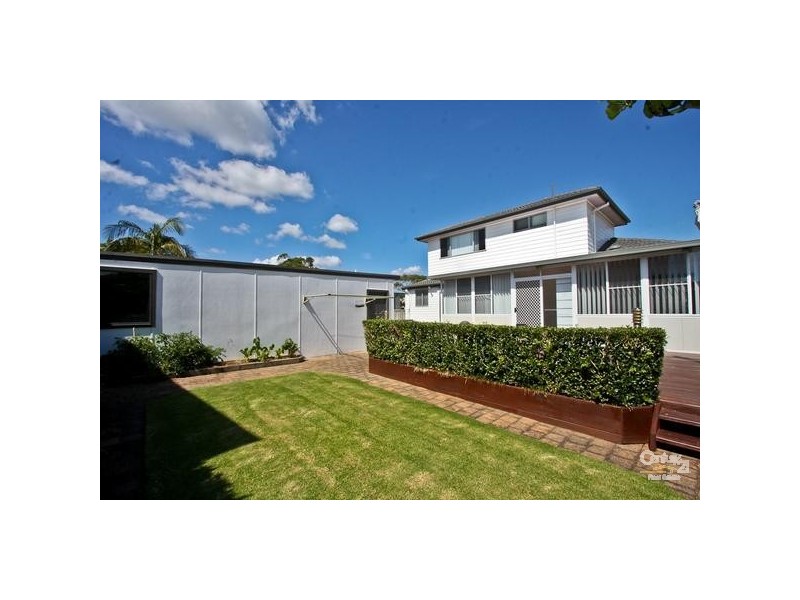 120 Macquarie Grove, Caves Beach NSW 2281