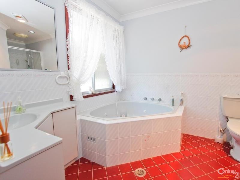 4 Trafalgar Cres, Valentine NSW 2280