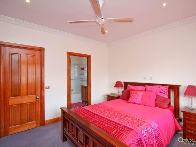 9 Boatmans Row, Eleebana NSW 2282