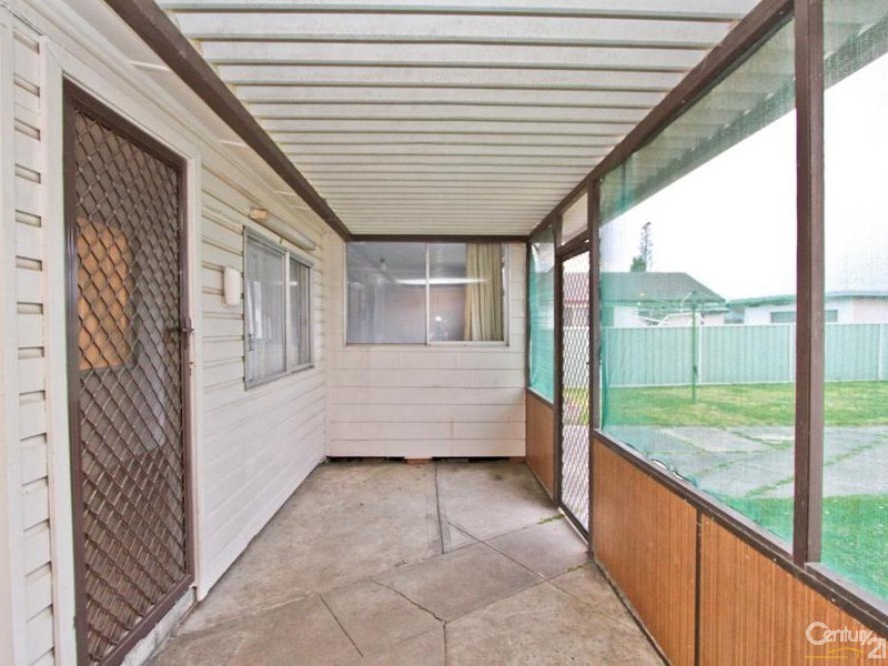 8 Spencer Street, Warners Bay NSW 2282