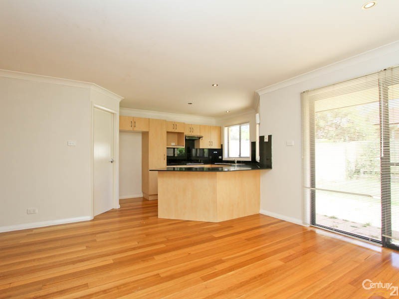2/18 Geraldton Drive, Redhead NSW 2290