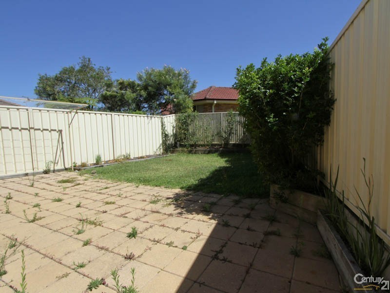 2/18 Geraldton Drive, Redhead NSW 2290