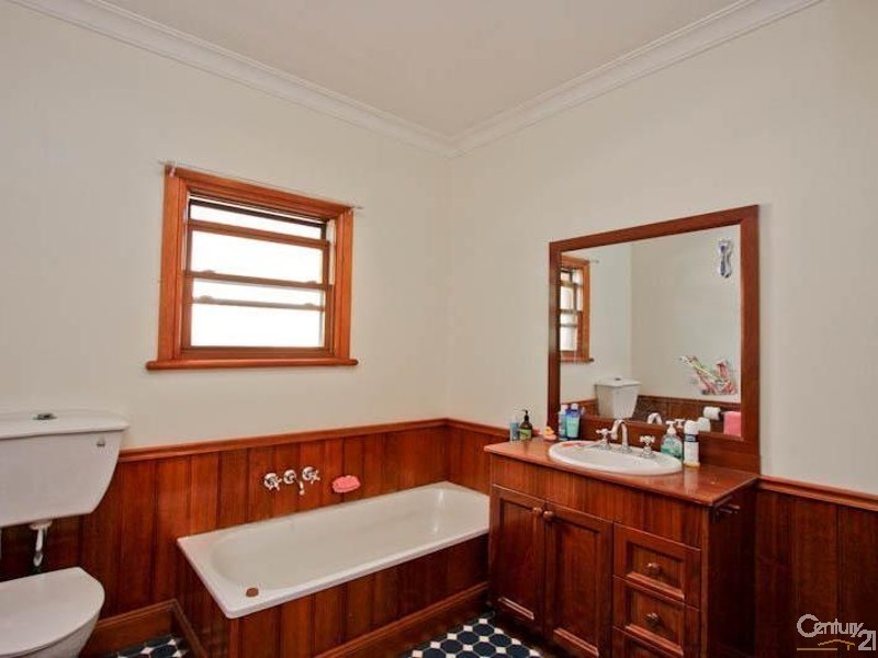 9 Boatmans Row, Eleebana NSW 2282