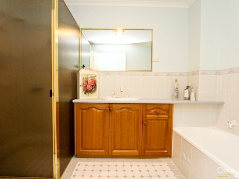 2/44 Allambee Place, Valentine NSW 2280