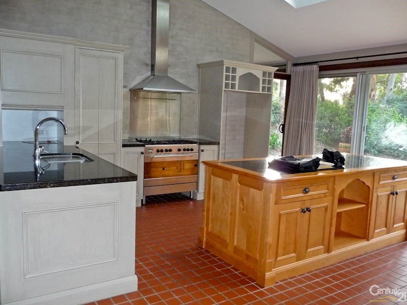 1 Lurnea Crescent, Valentine NSW 2280