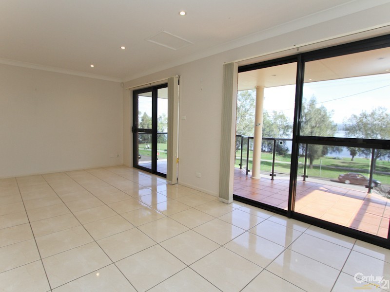 516 The Esplanade, Warners Bay NSW 2282