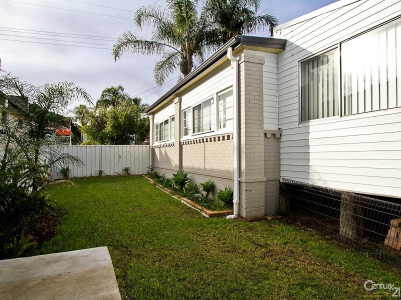 28 Evans Street, Belmont NSW 2280