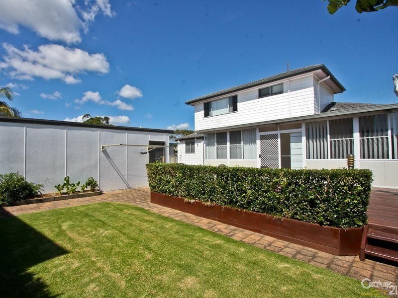 120 Macquarie Grove, Caves Beach NSW 2281