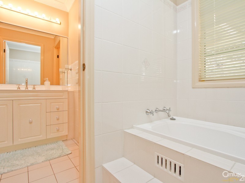 8 Grosvenor Place, Valentine NSW 2280