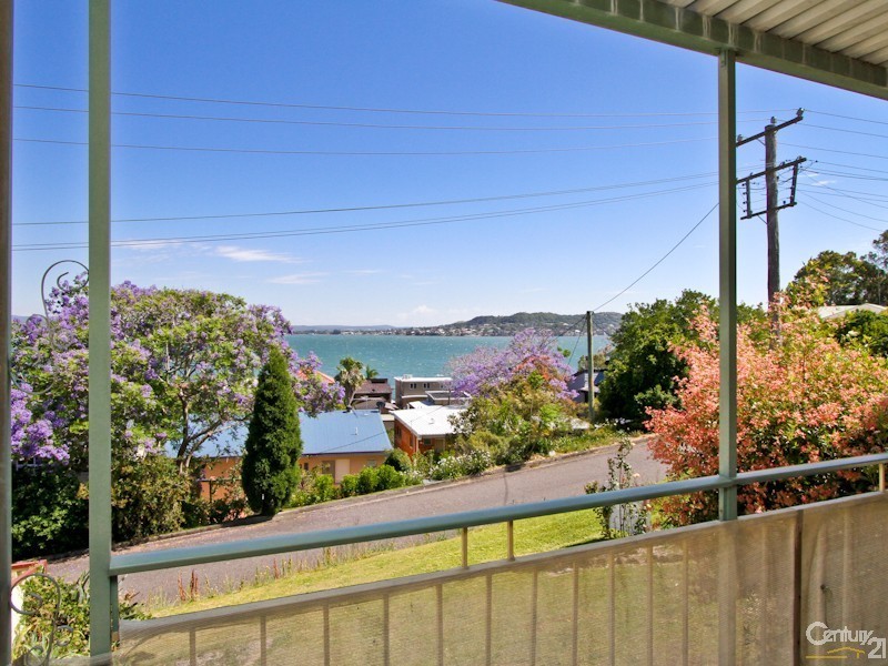 6 Eleebana Road, Eleebana NSW 2282