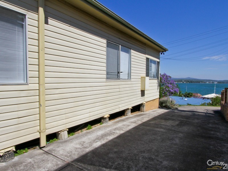 6 Eleebana Road, Eleebana NSW 2282