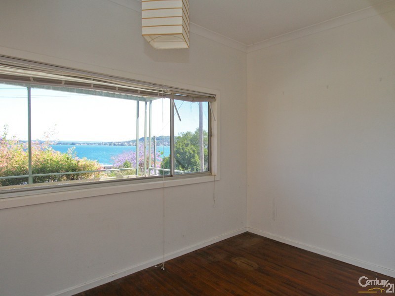6 Eleebana Road, Eleebana NSW 2282
