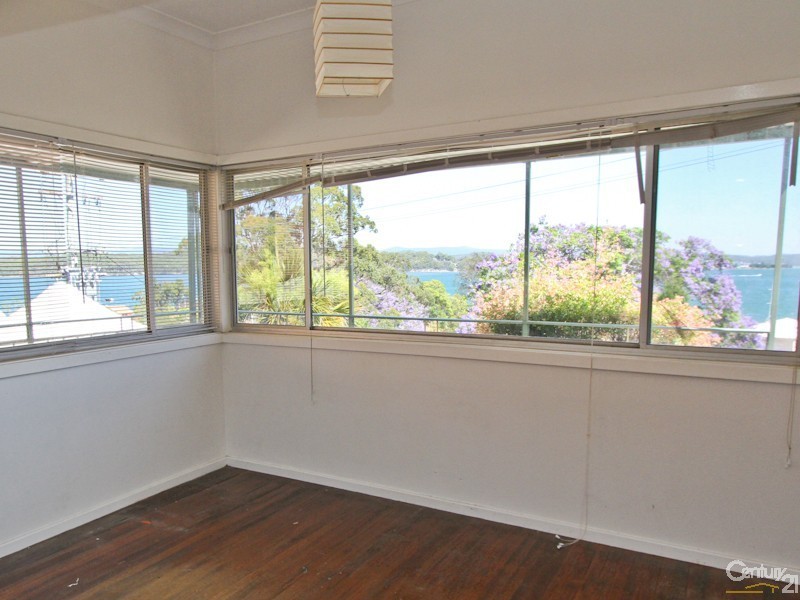 6 Eleebana Road, Eleebana NSW 2282