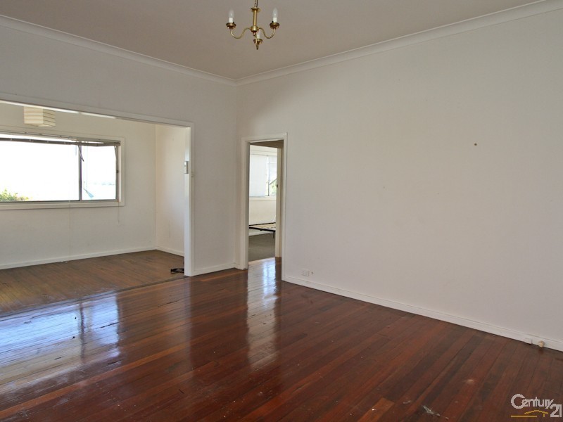 6 Eleebana Road, Eleebana NSW 2282