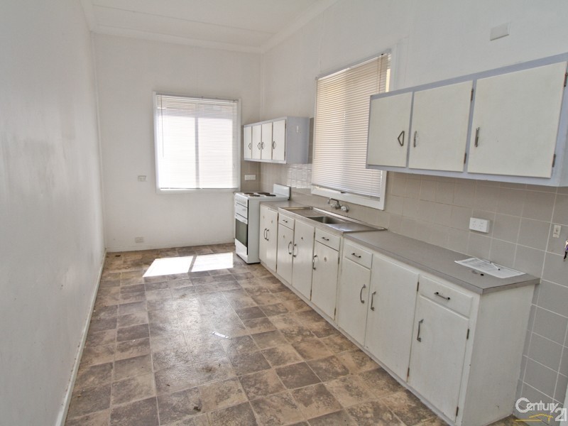 6 Eleebana Road, Eleebana NSW 2282