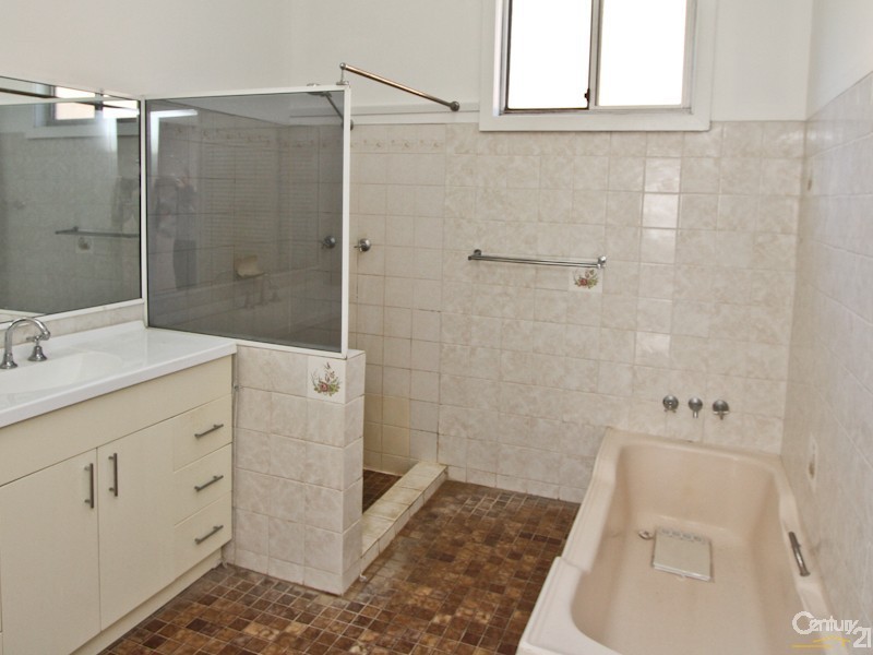 6 Eleebana Road, Eleebana NSW 2282