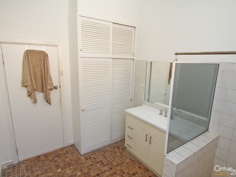 6 Eleebana Road, Eleebana NSW 2282