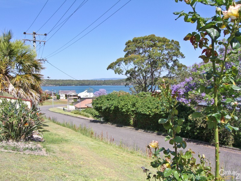 6 Eleebana Road, Eleebana NSW 2282