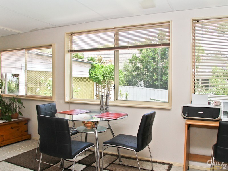 5 Robertson Road, Valentine NSW 2280