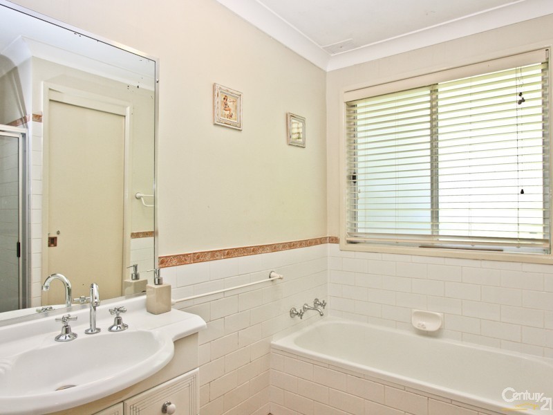 5 Calverton Cr, Belmont North NSW 2280