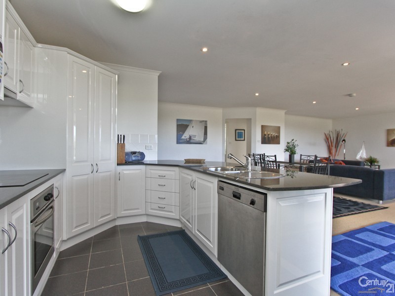 2/21 Driftwood Close, Caves Beach NSW 2281