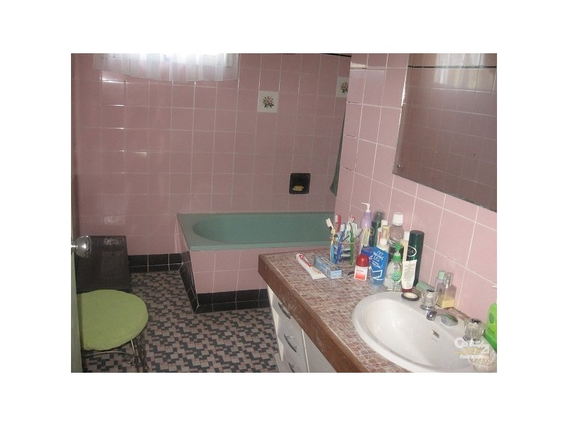 37 Nobby Pde, Miami QLD 4220