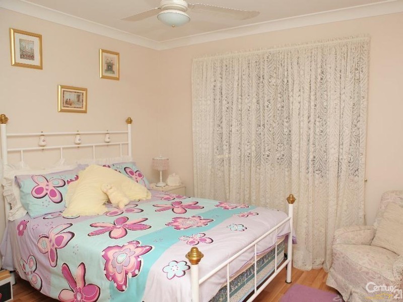 60 Buckingham Crt, Mount Hallen QLD 4312