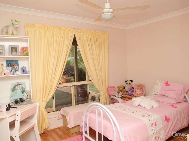 60 Buckingham Crt, Mount Hallen QLD 4312