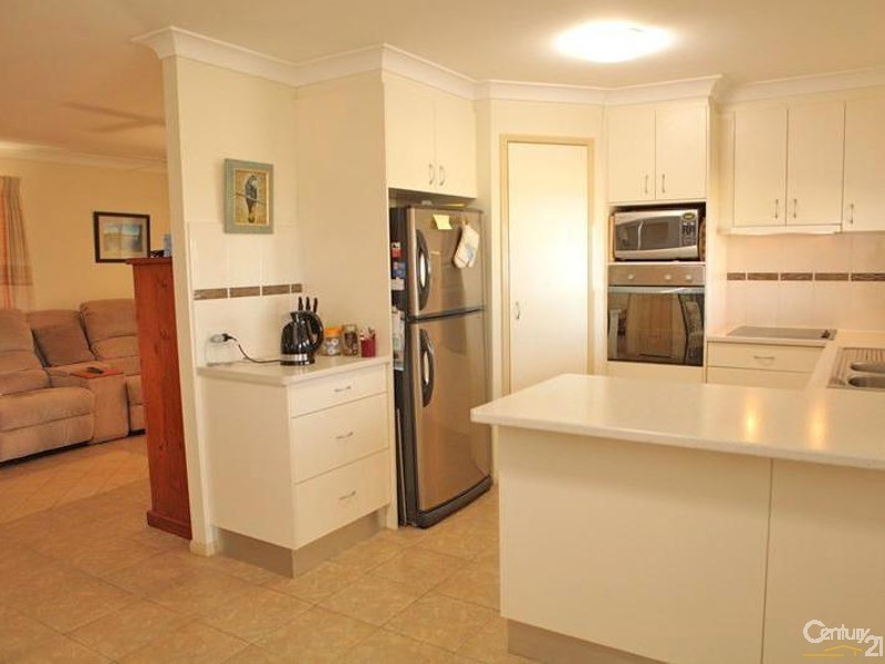 22 Harpeng Rd, Wivenhoe Pocket QLD 4306