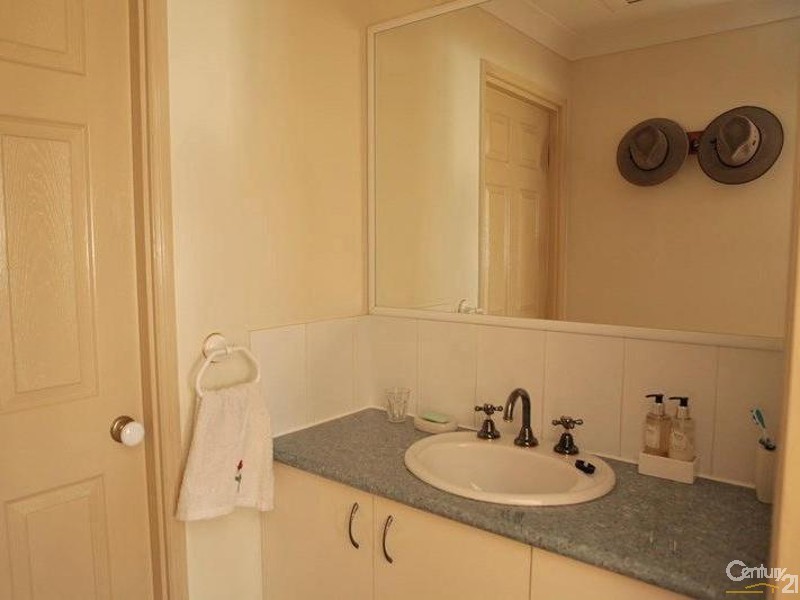 22 Harpeng Rd, Wivenhoe Pocket QLD 4306