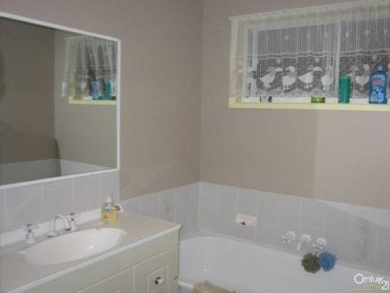 5 Cockatoo Crt, Regency Downs QLD 4341