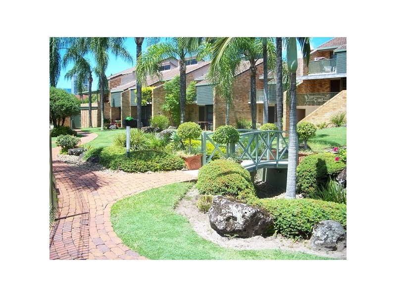 37 Hooker Boulevard, Broadbeach Waters QLD 4218