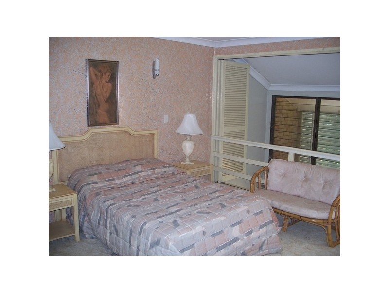 37 Hooker Boulevard, Broadbeach Waters QLD 4218