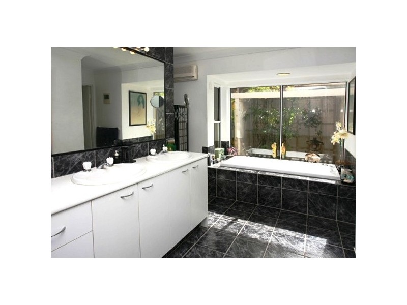 106 UPTON STREET, Bundall QLD 4217