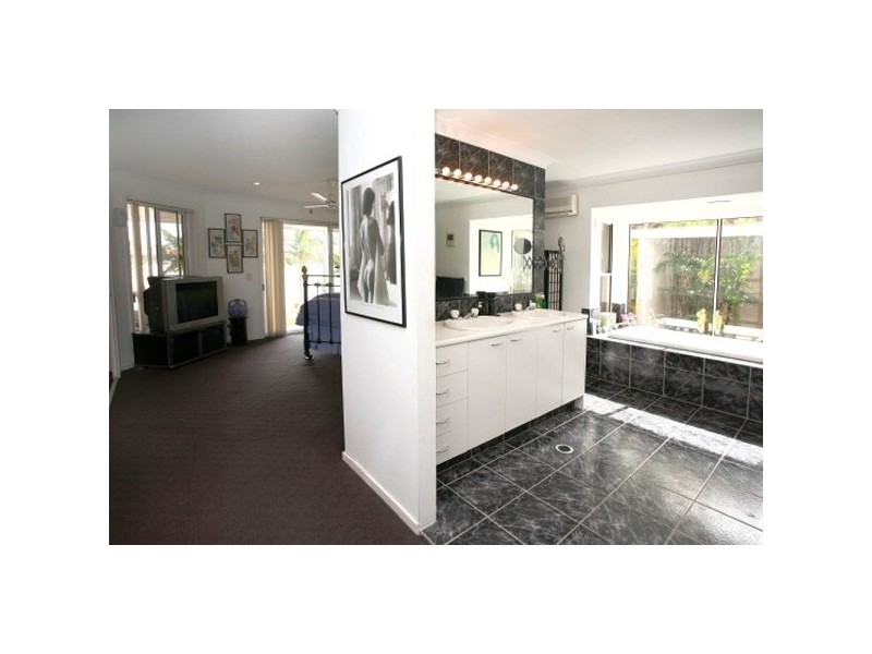 106 UPTON STREET, Bundall QLD 4217